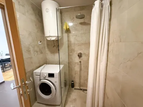 Kupatilo sa tuš kabinom, bojlerom i veš mašinom. - image 4