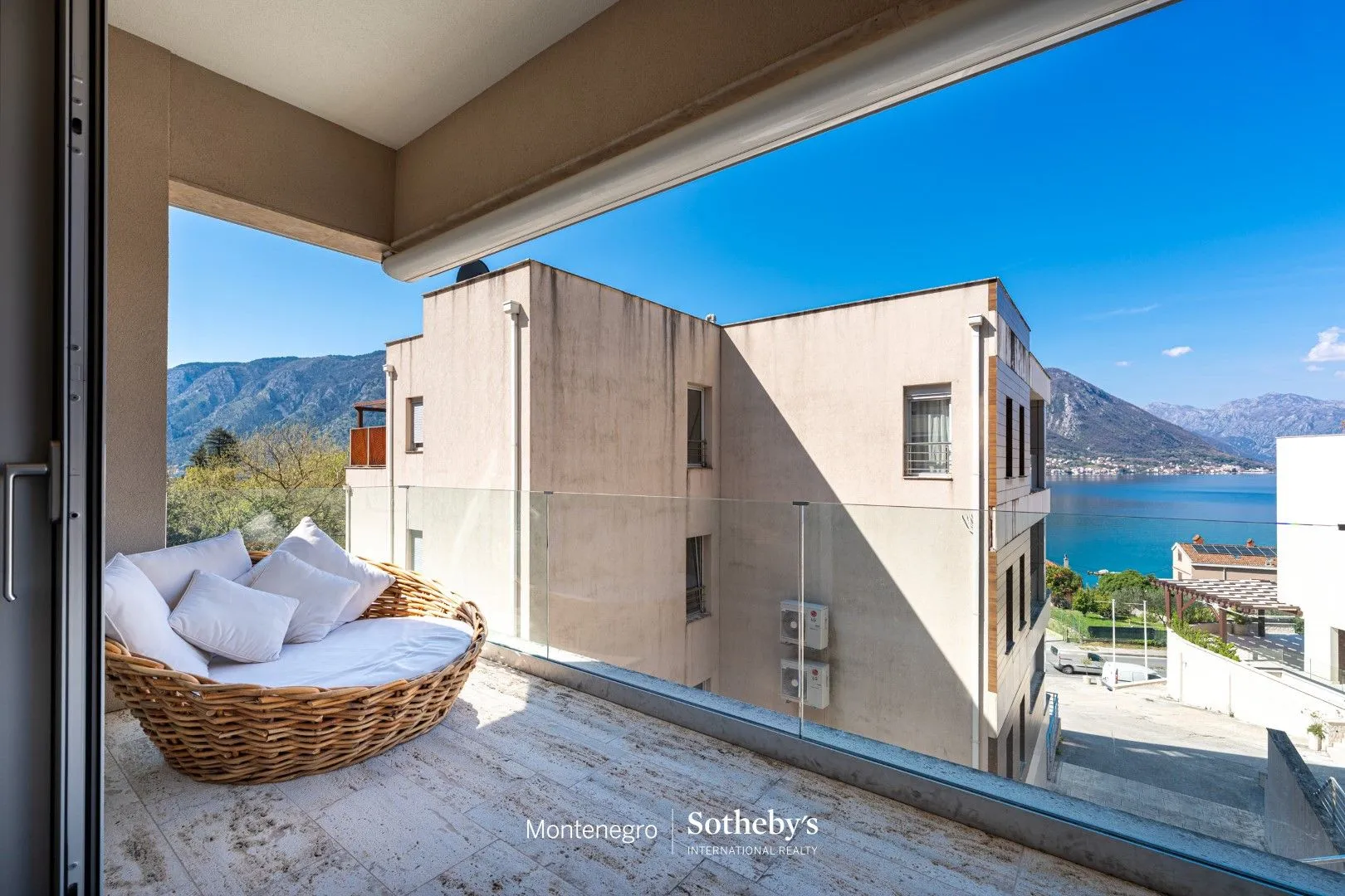 Sale, two bedroom apartment, 82m², Dobrota, Kotor