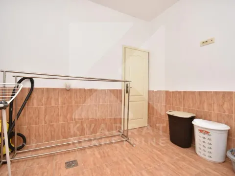 Izdavanje, kuća, 330m², Zeta, Podgorica - image 33