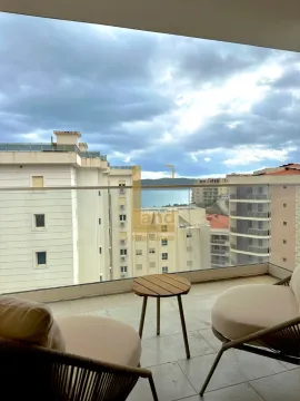 Namještena terasa sa garniturom za sjedenje i pogledom na more. - image 9