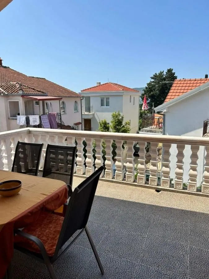 Izdavanje, dvosoban stan, 120m², Seljanovo, Tivat