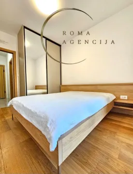 Furnished bedroom with a double bed and a built-in mirrored wardrobe. - image 6