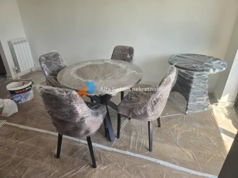 Trpezarijski sto sa stolicama u novom stanu, prekriven zaštitnom folijom. - image 4
