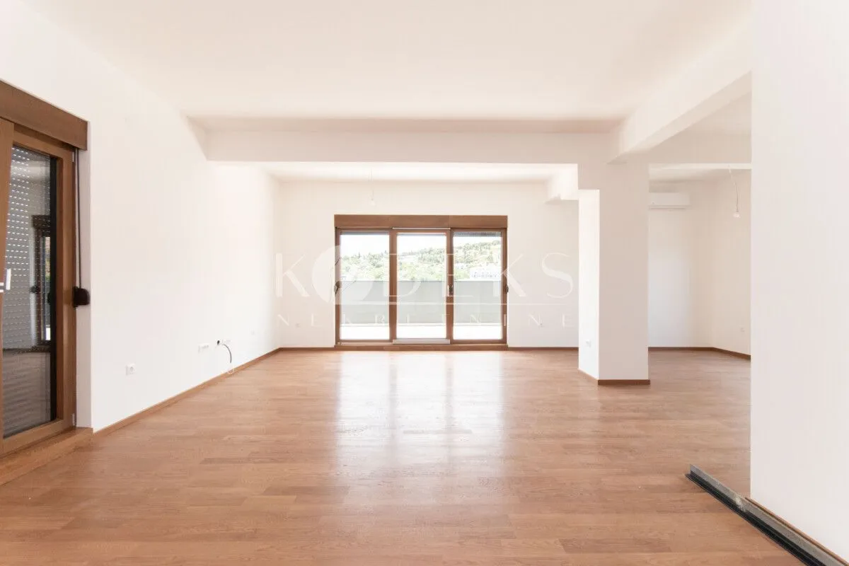 Prodaja, četvorosoban stan, 221m², Vezirov Most, Podgorica