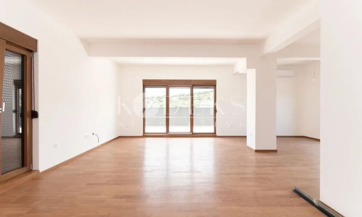 Prodaja, četvorosoban stan, 221m², Vezirov Most, Podgorica