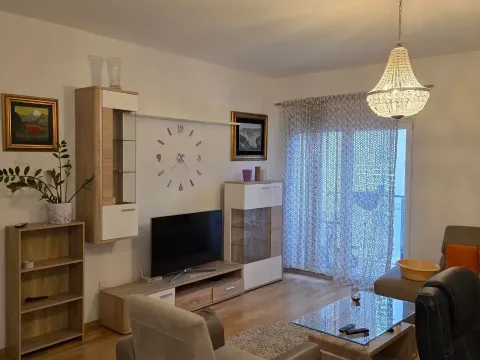 Izdavanje, dvosoban stan, 72m², Blok 9, Podgorica - image 2