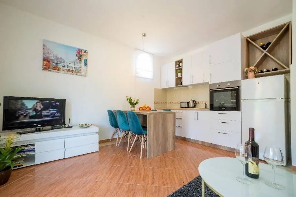Rent, two bedroom apartment, 60m², Bečići, Budva