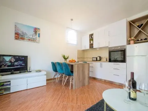 Rent, two bedroom apartment, 60m², Bečići, Budva - image 5