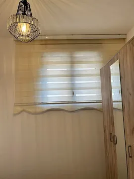 Pogled na prozor i garderober u spavaćoj sobi sa lusterom. - image 3