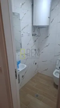 Manje kupatilo sa tuš kabinom u pločicama i sanitarijama. - image 7