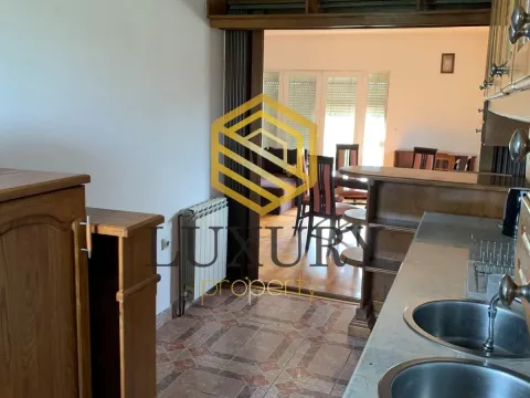 Izdavanje, kuća, 250m², Tološi, Podgorica - image 11