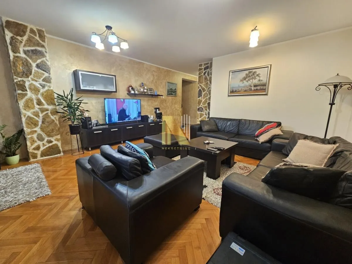 Prodaja, četvorosoban stan, 105m², Socijalno, Novi Sad Sve Podlokacije
