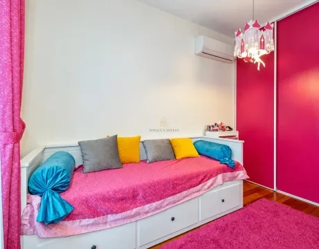 Dječija soba sa krevetom, roze detaljima i lusterom u obliku dvorca. - image 8