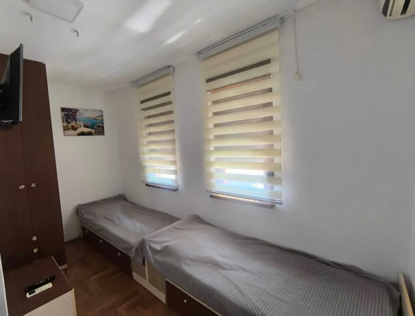 Bedroom with two single beds and a wardrobe.