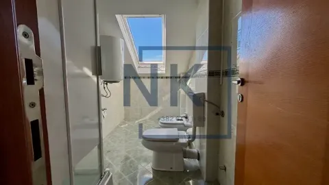 Pogled na kupatilo sa krovnim prozorom i sanitarijama. - image 5