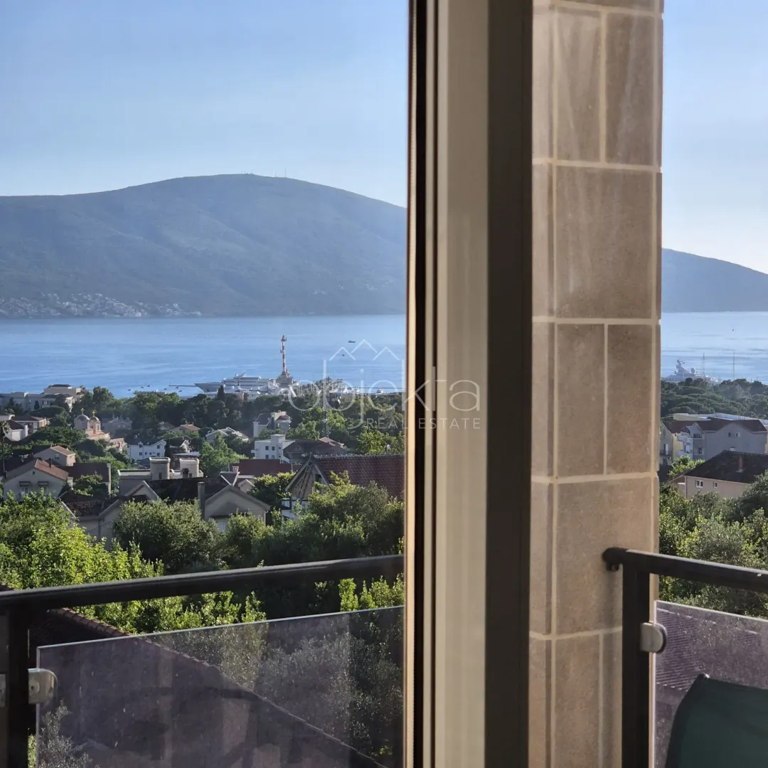 Pogled na more i grad sa balkona.