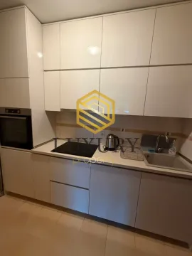 Moderna bijela kuhinja sa ugradnim uređajima. - image 8