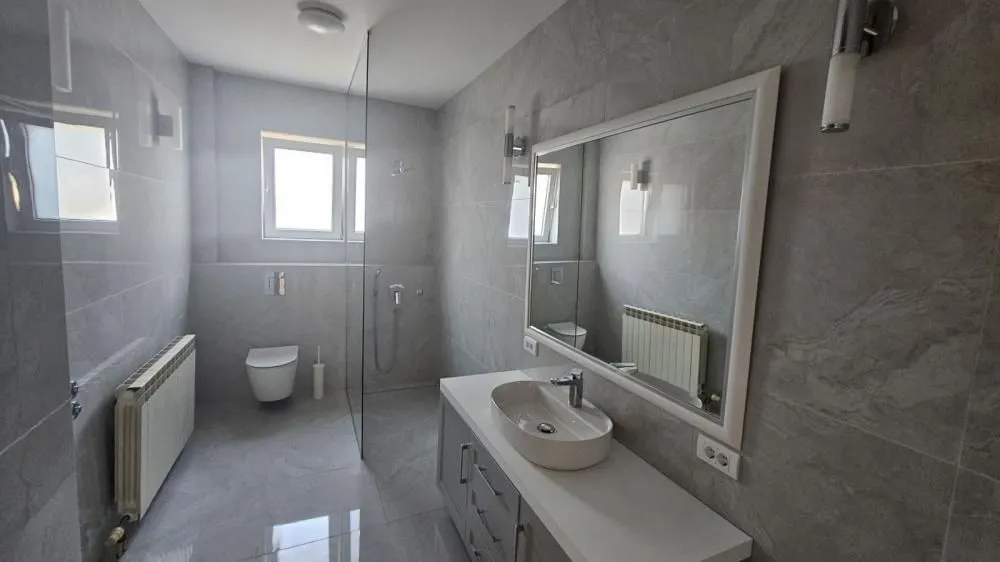 Izdavanje, kuća, 200m², Zemun Novi Grad, Zemun Sve Podlokacije