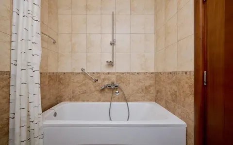 Kupatilo sa kadom, tuš baterijom i zavjesom. - image 4