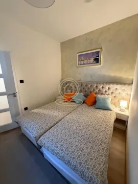 Nameštena spavaća soba sa bračnim krevetom i dekorativnim zidom. - image 15