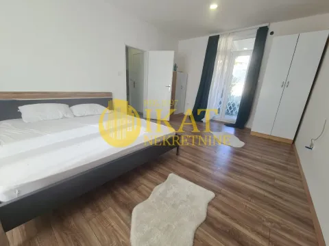 Prostrana spavaća soba sa bračnim krevetom, garderoberom i izlazom na terasu. - image 3