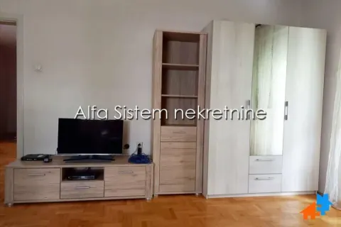 Spavaća soba sa drvenim ormanom, policama i TV komodom. - image 2