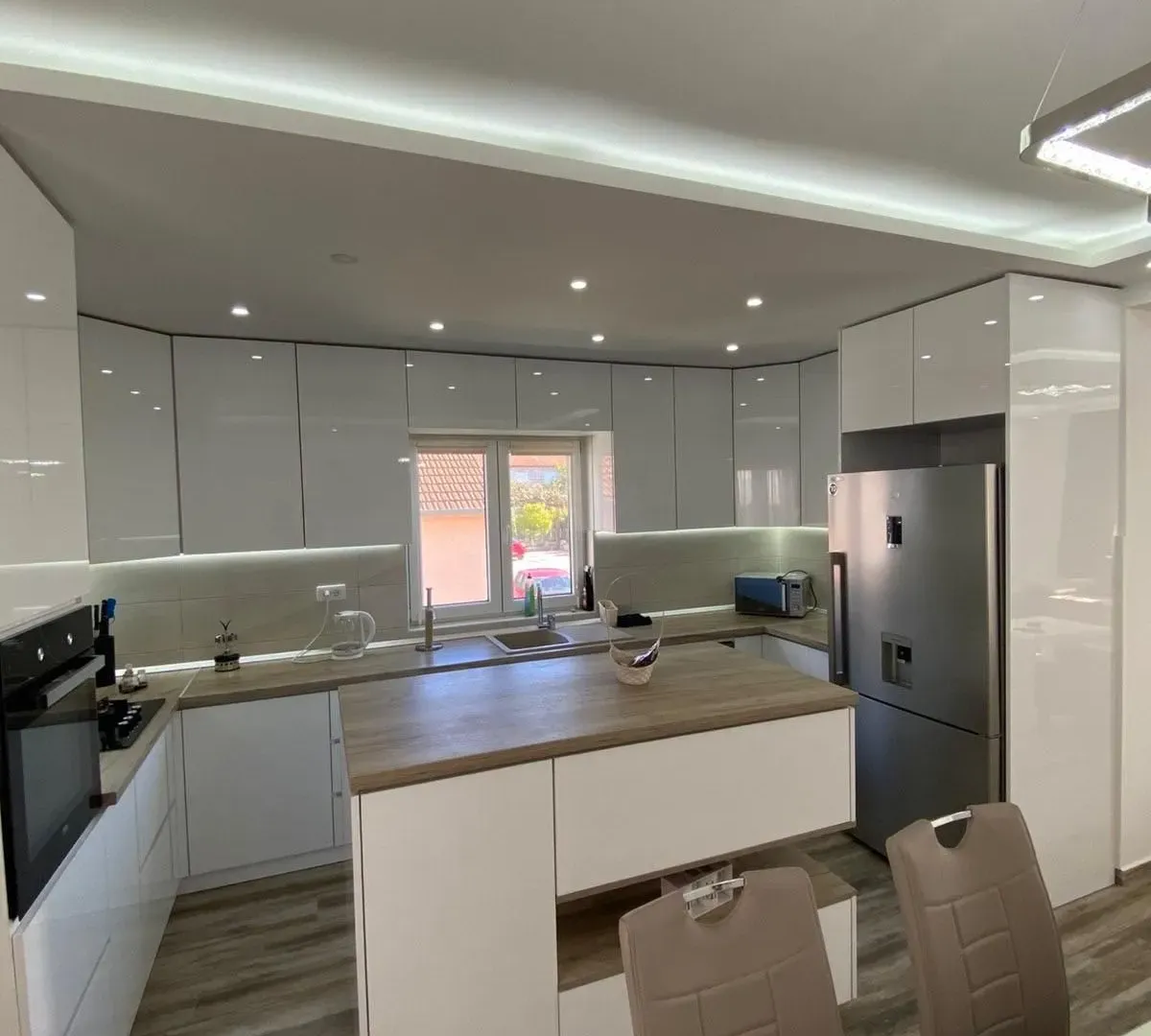 Rent, three bedroom apartment, 115m², Kalimanj, Tivat