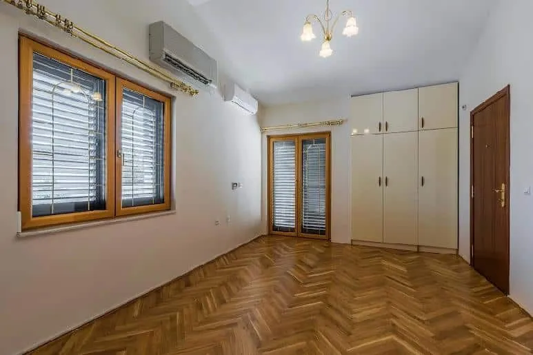 Izdavanje, kuća, 370m², Zabjelo, Podgorica