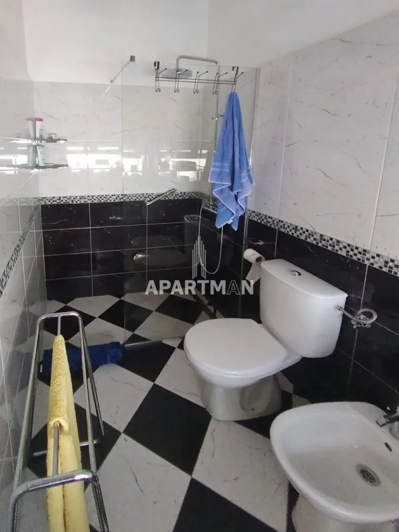 Kupatilo sa tuš kabinom, WC šoljom i bideom.
