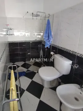 Kupatilo sa tuš kabinom, WC šoljom i bideom. - image 9