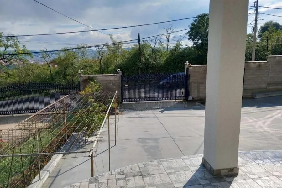Izdavanje, kuća, 250m², Mali Mokri Lug, Zvezdara Sve Podlokacije