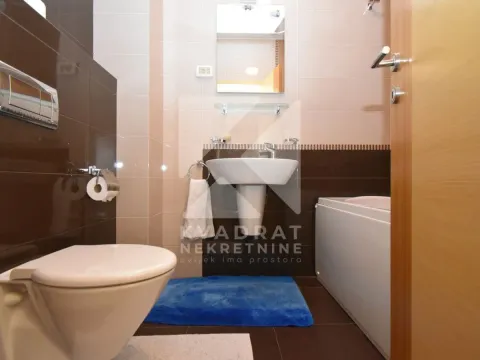 Izdavanje, trosoban stan, 100m², Blok 6, Podgorica - image 17