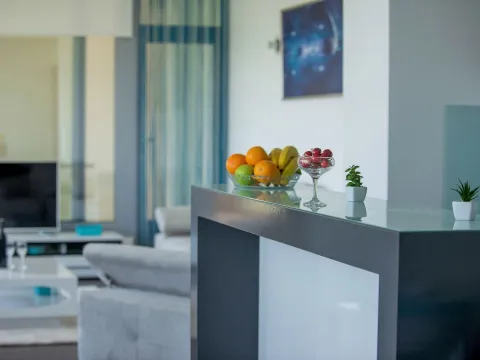 Izdavanje, kuća, 310m², Kavač, Kotor - image 15