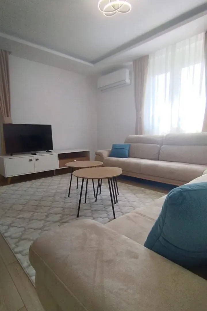 Izdavanje, trosoban stan, 100m², Zagorič, Podgorica