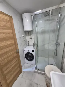 Kupatilo sa tuš kabinom, bojlerom i veš mašinom. - image 12