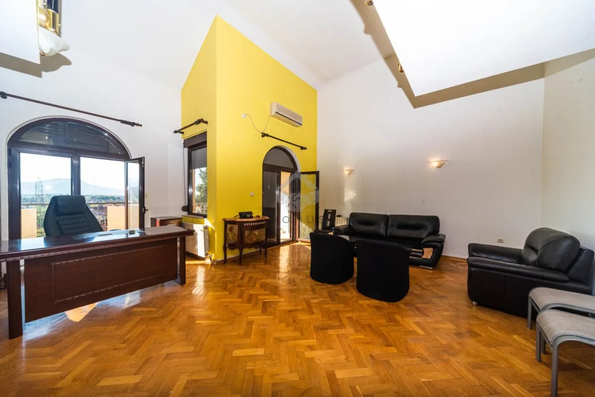 Izdavanje, kuća, 380m², Gorica C, Podgorica