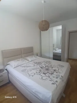 Namještena spavaća soba sa bračnim krevetom i ugradnim plakarom sa ogledalom. - image 3