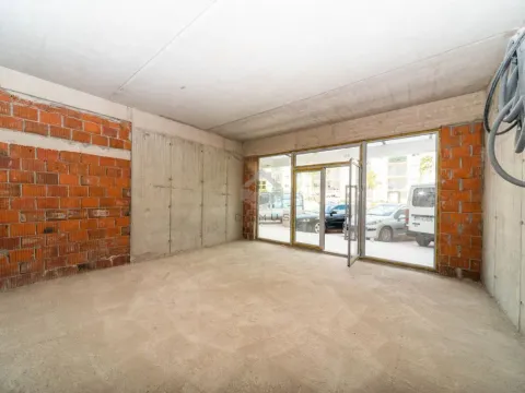 Izdavanje, poslovni prostor, 43m², Pobrežje, Podgorica - image 4