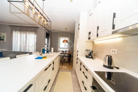 Izdavanje, trosoban stan, 95m², Dalmatinska ulica, Podgorica - image 16