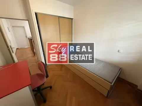 Children's bedroom with a single bed, desk, and built-in wardrobe. - image 11