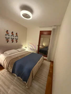 Namještena spavaća soba sa bračnim krevetom i ugradnim plakarom. - image 3