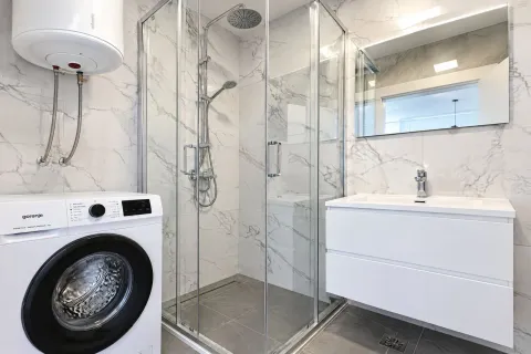 Moderne kupatilo sa tuš kabinom, umivaonikom i veš mašinom. - image 8