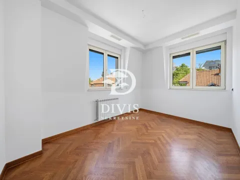 Sale, house, 500m², Zvezdin Stadion, Beograd - image 2