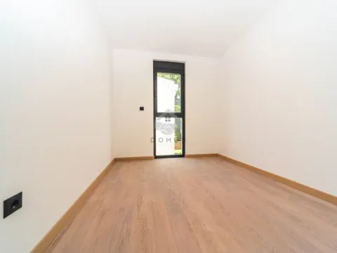 Izdavanje, trosoban stan, 111m², Vezirov Most, Podgorica - image 11