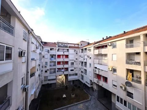 View of the inner courtyard and the facade of the residential building. - image 5