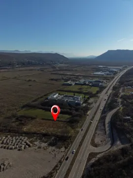 Pogled iz vazduha na zemljište sa ucrtanom lokacijom pored puta. - image 3