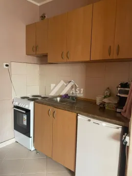Manja kuhinja sa drvenim elementima, šporetom i frižiderom. - image 6