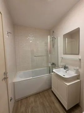 Moderno opremljeno kupatilo sa kadom, staklenim paravanom i umivaonikom sa ormarićem. - image 10