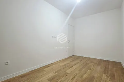 Prazna soba sa bijelim zidovima i drvenim podom. - image 4