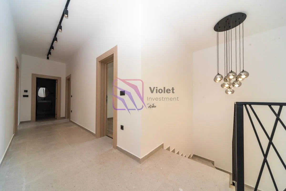 Prodaja, četvorosoban stan, 202m², Tološi, Podgorica